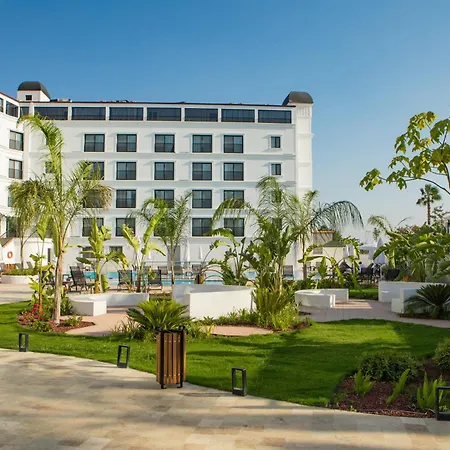 Ramada By Wyndham מלון דלמן