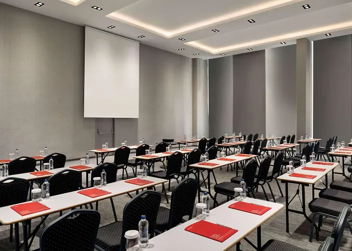 Ramada By Wyndham מלון 5*
