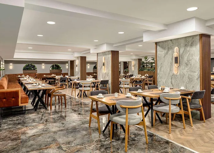 Ramada By Wyndham מלון דלמן
