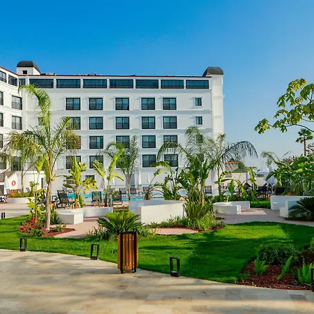 Ramada By Wyndham מלון
