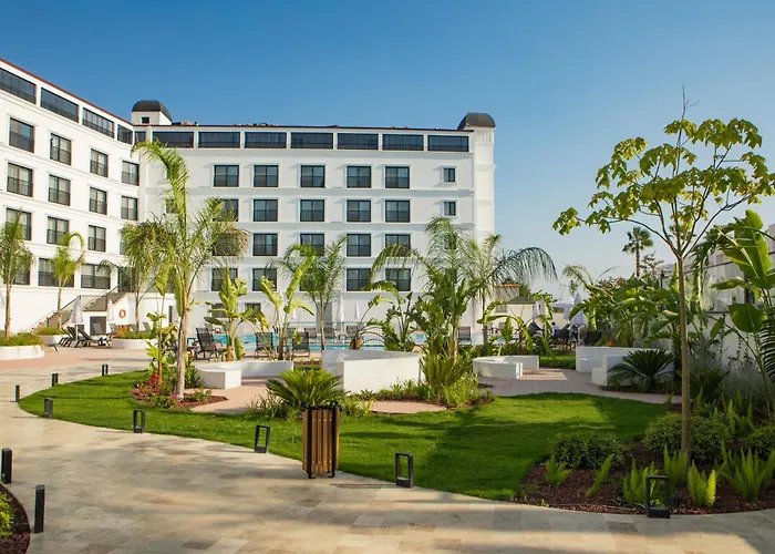 Ramada By Wyndham מלון דלמן