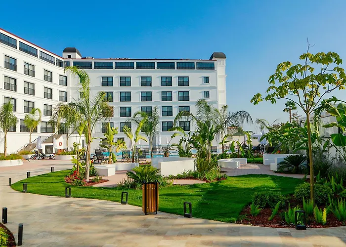 Ramada By Wyndham מלון