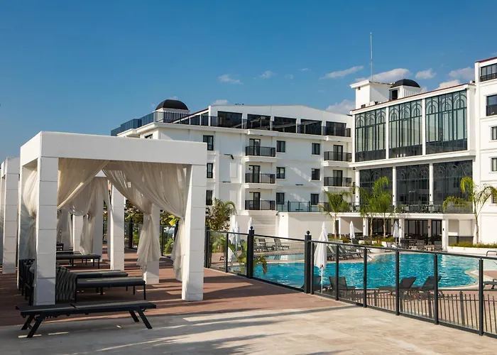 Ramada By Wyndham מלון 5*