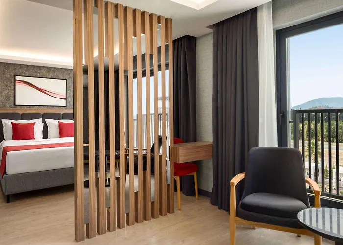 Ramada By Wyndham מלון