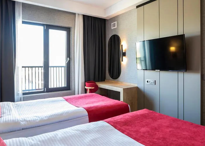 Ramada By Wyndham מלון