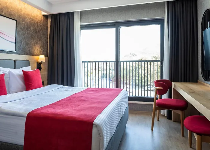 Ramada By Wyndham דלמן