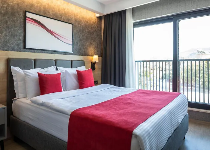 Ramada By Wyndham מלון דלמן