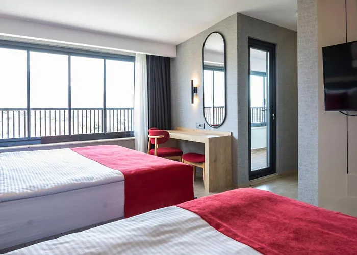 Ramada By Wyndham מלון 5*