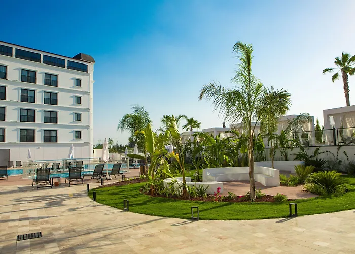 Ramada By Wyndham דלמן